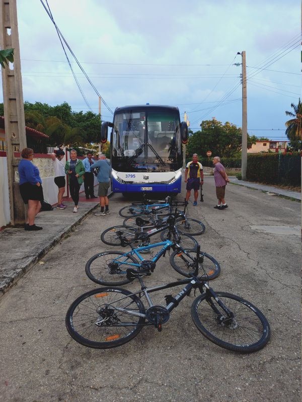 Viewing photos→2025→2025-10-27→122